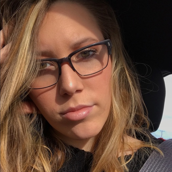 Meet your Posher, Abigail - Picture 1 of 1